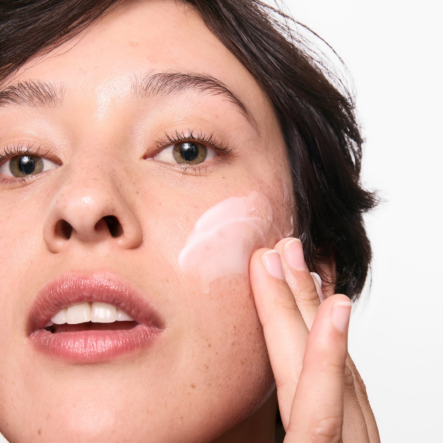 hydrating-cleanser-and-oil-free-moisturizer-duo-m2 01_LYDIA_12_APPLICATION_OMEGA_SUPERSIZE_036_1_8483aad9-c9a3-46f0-b735-539c739306ac.jpg