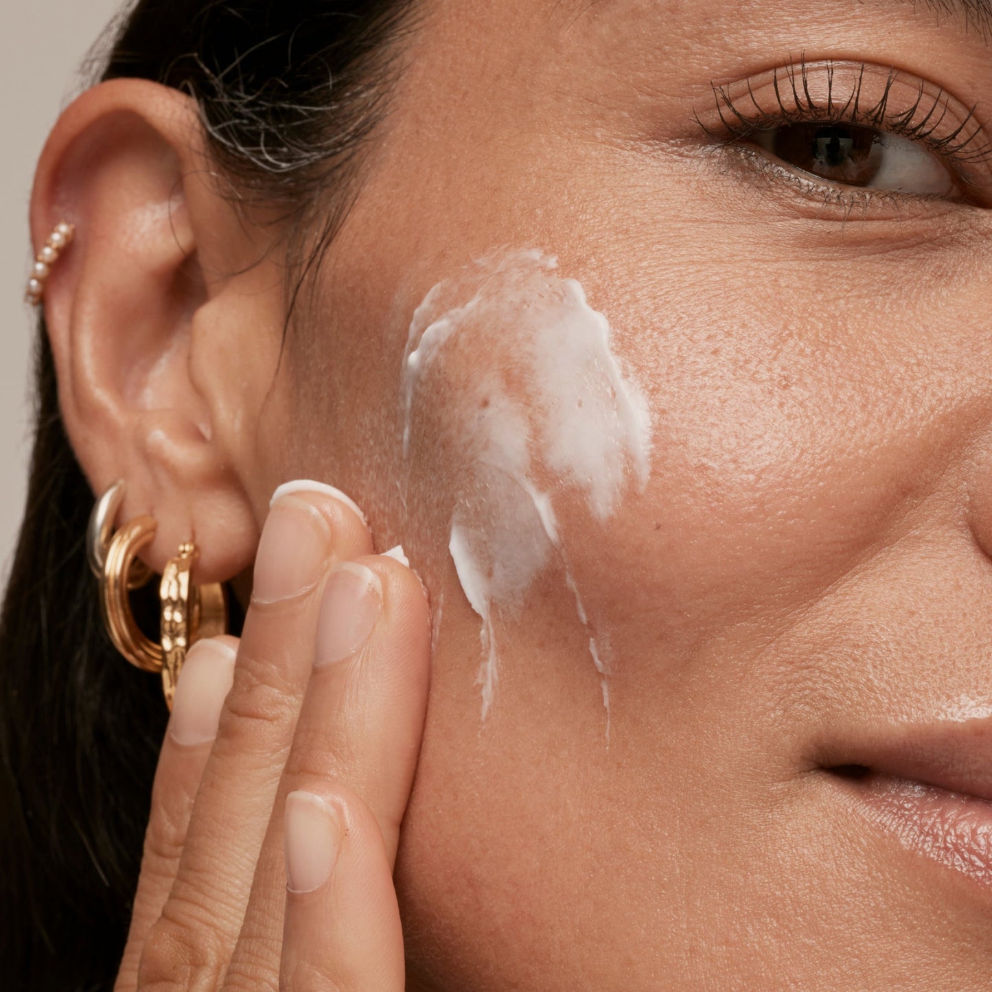 simple-skincare-cleanser-and-ceramide-moisturizer-duo-j0 INKEY_DTC_Bio-ActiveCeramide_Ppage_Model_02_dd0fc443-e441-4e82-ac65-ebe93c1b6365_1.jpg